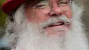 Michael Nelson bersiap menaiki bus menuju sekolah Santa Claus Charles W. Howard di Midland, Michigan, Jumat (19/10). Sekolah ini, setiap tahunnya menerima puluhan calon siswa untuk belajar menjadi seorang Santa Claus. (JEFF KOWALSKY / AFP)