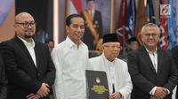 Pasangan Presiden dan Wapres terpilih, Joko Widodo atau Jokowi dan Ma'ruf Amin didampingi Ketua KPU Arief Budiman menerima keputusan KPU pada Rapat Pleno Terbuka Penetapan Presiden dan Wakil Presiden Terpilih Pemilu 2019 di Gedung KPU, Jakarta, Minggu (30/6/2019). (merdeka.com/Iqbal S Nugroho)