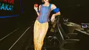 Luna Maya juga pernah mengenakan kostum Snow White dengan atasan biru tanpa lengan dipadukan skirt bermotif warna kuning. [@lunamaya]