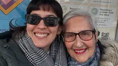 Dalam salah satu foto, Hannah terlihat berpose ceria bersama sang ibu di sebuah halte bus. Keduanya tampak hangat mengenakan jaket tebal dan syal, senyum lebar menghiasi wajah mereka. Hannah menuliskan rasa syukurnya bisa menjalani puasa sebentar di rumah bersama mama tercinta. (Liputan6.com/IG/@hannahalrashid)