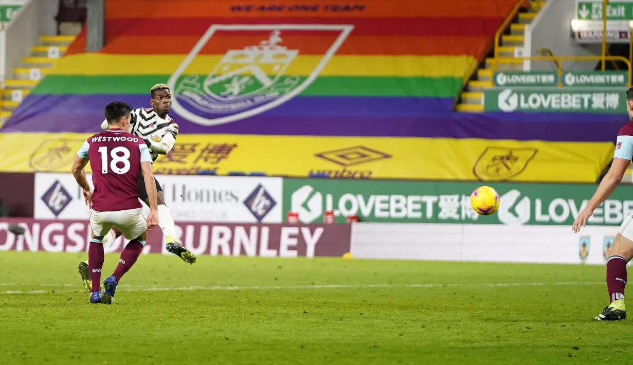 Paul Pogba, mencetak gol indah saat timnya bersua Burnley pada laga tunda pekan perdana Premier League. (Foto: Jon Super/Pool/AFP)