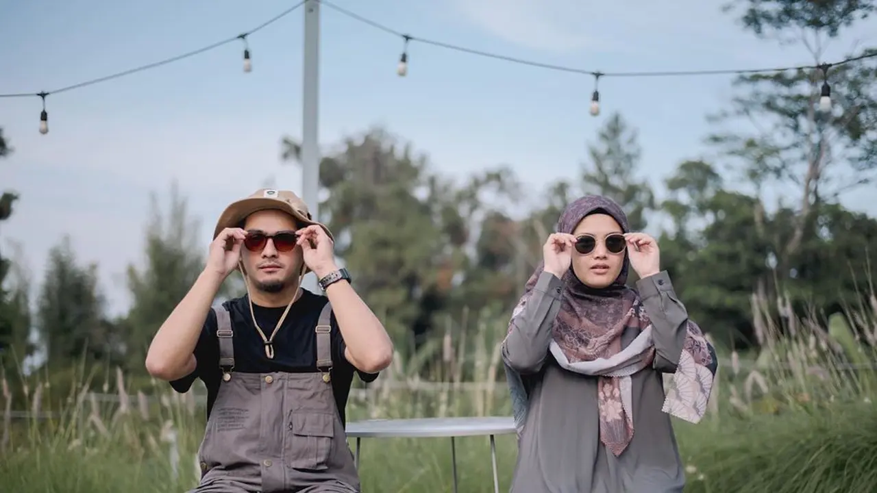 7 Potret Post Wedding Ricky Harun dan Herfiza, Romantis Bak Pasangan Muda