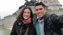 Pasangan yang jauh dari kabar miring ini sempat berpose di depan istana Buckingham Palace. (Foto: instagram.com/therealdisastr)
