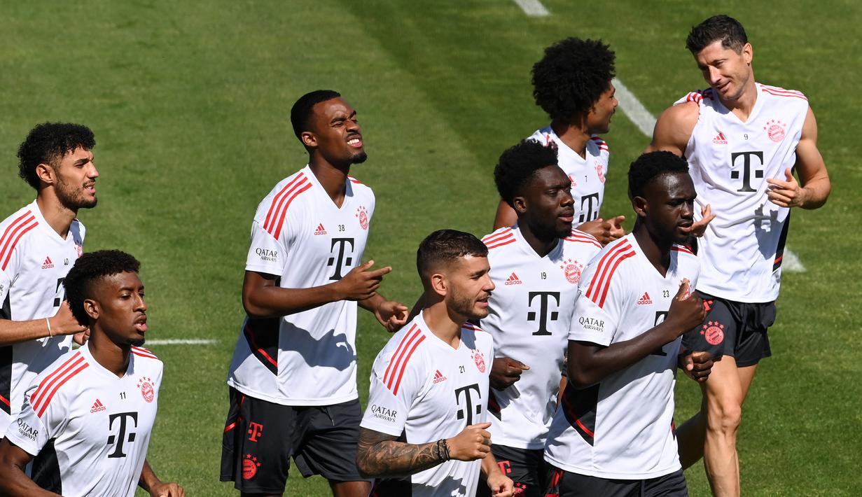 Menjelang kepindahannya ke Barcelona, Lewandowski masih menyempatkan diri mengikuti sesi latihan. (AFP/Christof Stache)