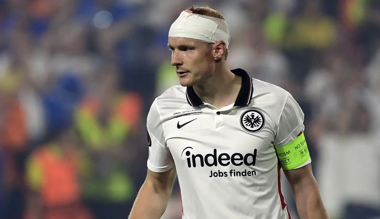 Sebastian Rode bergabung dengan Eintracht Frankfurt pada 2019 lalu dengan status pinjaman yang kemudian dipermanenkan semusim kemudian. Pemain yang berposisi gelandang tersebut tercatat telah membuat 27 penampilan dengan mencetak 1 gol pada musim lalu. Ia juga turut serta membantu Die Alder meraih gelar Liga Europa 2021/2022. (AFP/Javier Soriano)
