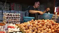 Miftah, pedagang telur di Pasar Kebayoran Lama, Jakarta, Jumat (16/3/2018).
