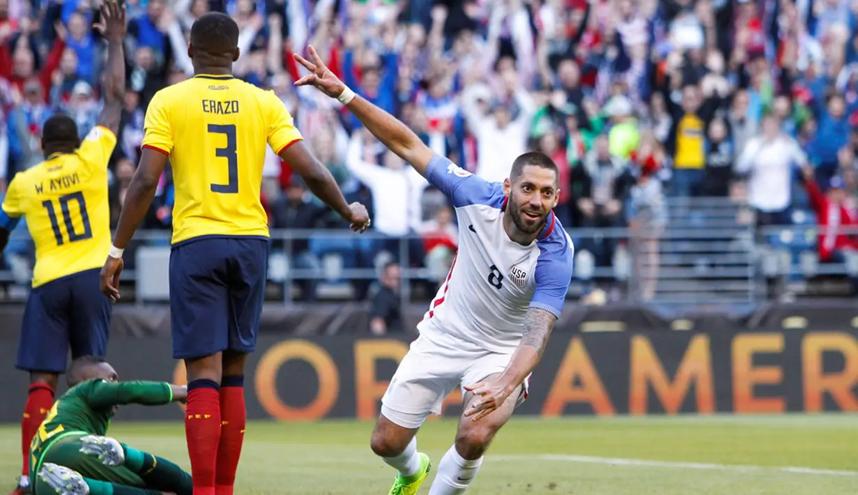 Clint Dempsey mencetak gol pertama saat Amerika Serikat mengalahkan Ekuador 2-1 pada perempat final Copa America Centenario 2016, di Century Link Field, Seattle, Jumat (16/6/2016). (Reuters/Joe Nicholson-USA TODAY Sports)