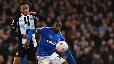 Gelandang Newcastle United Joe Willock (kiri) berebut bola dengan gelandang Everton Abdoulaye Doucoure pada lanjutan Liga Inggris di Stadion Goodison Park, Liverpool, Jumat (18/3/2022) dini hari WIB. Bertindak sebagai tuan rumah, Everton menang tipis 1-0.  (Anthony Devlin / AFP)