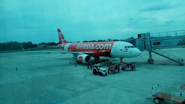 Pesawat menurunkan bagasi di Bandara Sultan Syarif Kasim II Pekanbaru