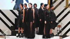 Sejumlah model membawakan busana koleksi Max Tan saat penutup Fashion Nation Tenth Edition (FNX) di Senayan City, Jakarta, Sabtu (23/4). Nuansa gloomy dengan warna serba hitam dimunculkan Max Tan dalam koleksinya. (Liputan6.com/Angga Yuniar)