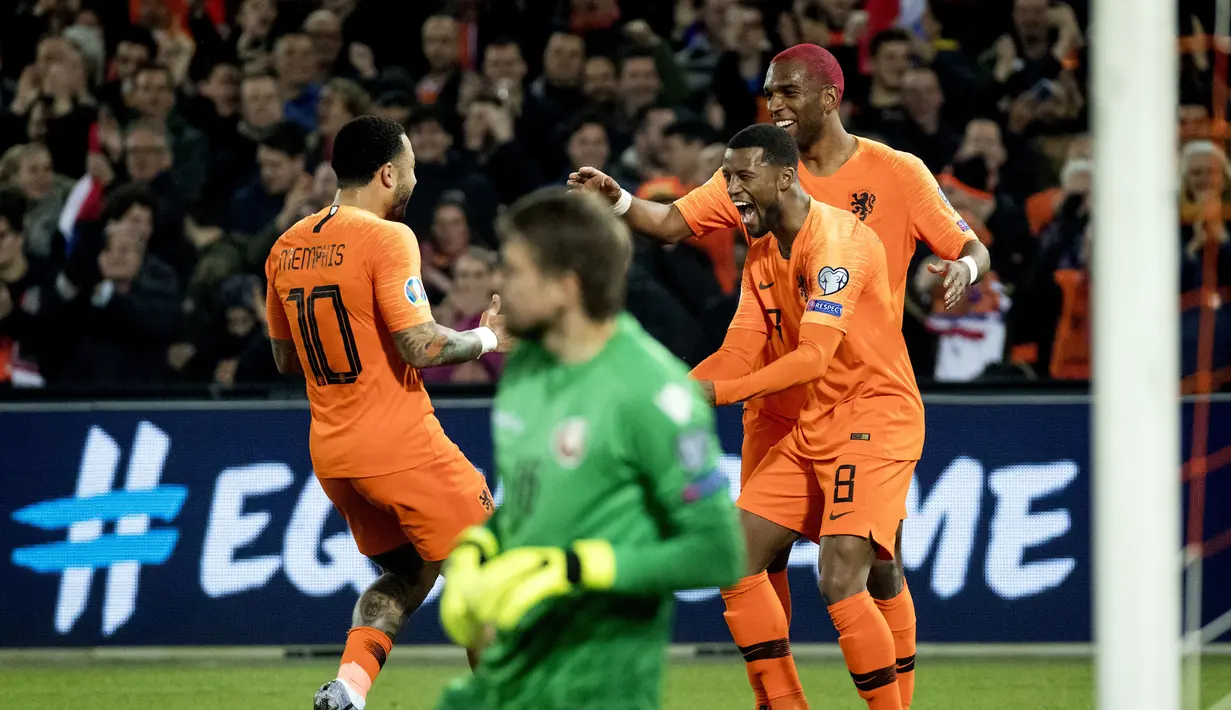 Selebrasi gol kedua Belanda lewat kaki Georgino Wijnaldum pada laga pembuka Grup C Kualifikasi Piala Eropa 2020 yang berlangsung di Stadion Faijenoord, Rotterdam, Jumat (22/2). Belanda menang 4-0 atas Belarusia. (AFP/Koen Van Weel)
