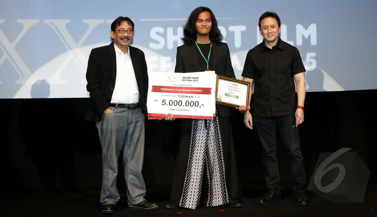Wregas Bhanuteja, Pemenang Film Pendek Terfavorit menerima penghargaan di acara penutupan  XXI Short Film Festival 2015 di Epicentrum XXI, Kuningan, Jakarta, Minggu (22/3/2015).(Liputan6.com/Yoppy Renato)
