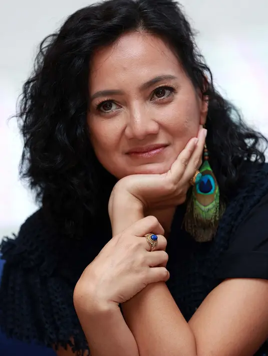 Film yang diangkat dari novel karya Alberthiene Endah dengan judul sama itu ditulis oleh Salman Aristo dan sutradara, Riri Riza. Selain Cut Mini, film ini juga diperankan oleh Tika Bravani, Christofer Nelwan, Jajang C Noer. (Deki Prayoga/Bintang.com)