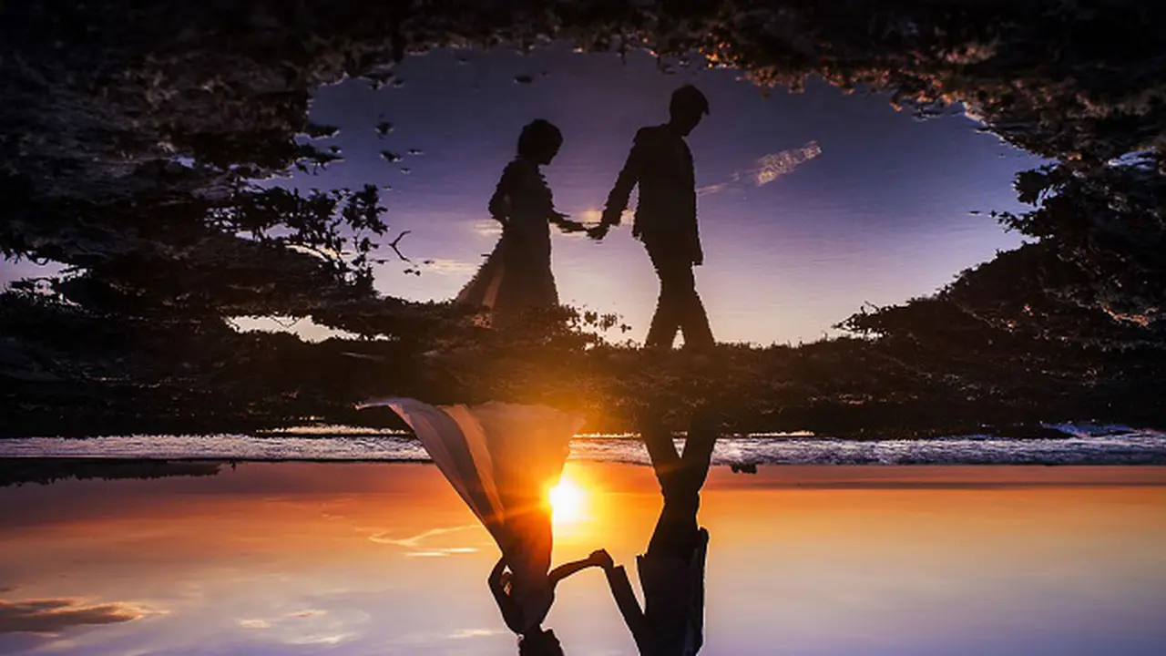 Foto pra-wedding dengan refleksi bayangan