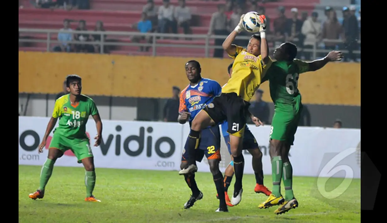 Penjaga gawang Sriwijaya FC, I Made Wardana (21) berusaha menangkap bola saat laga di SCM Cup 2015 di Stadion Jakabaring, Palembang, Minggu (25/1/2015) Arema Cronus Menang 1-0 atas Persebaya Surabaya. (Liputan6.com/Johan Tallo)