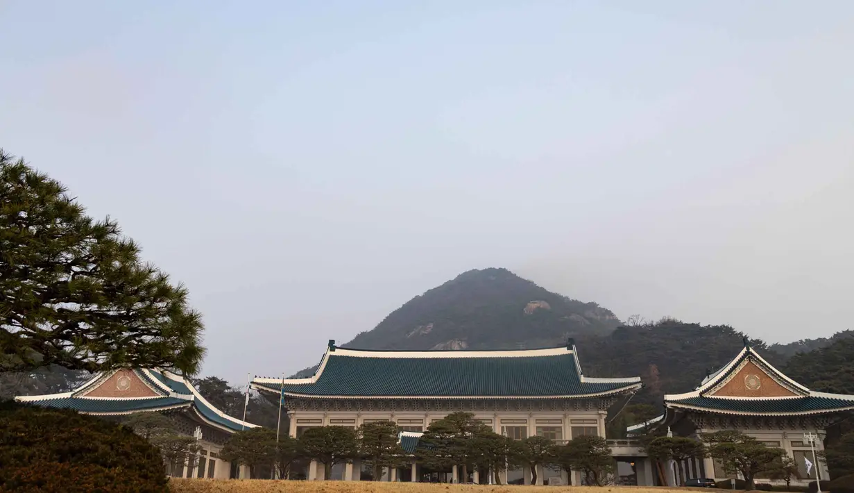 Setelah sempat dibuka penuh untuk umum sebagai taman wisata dan pusat budaya sejak tahun 2022, per 29 Desember 2025, Cheong Wa Dae resmi kembali difungsikan sebagai Kantor Kepresidenan Korea Selatan. Tampak dalam foto, pemandangan umum kantor kepresidenan Korea Selatan Cheong Wa Dae, atau dikenal juga sebagai Gedung Biru di Seoul, Senin, 29 Desember 2025. (Jeoon Heon-Kyun/Pool Photo via AP)