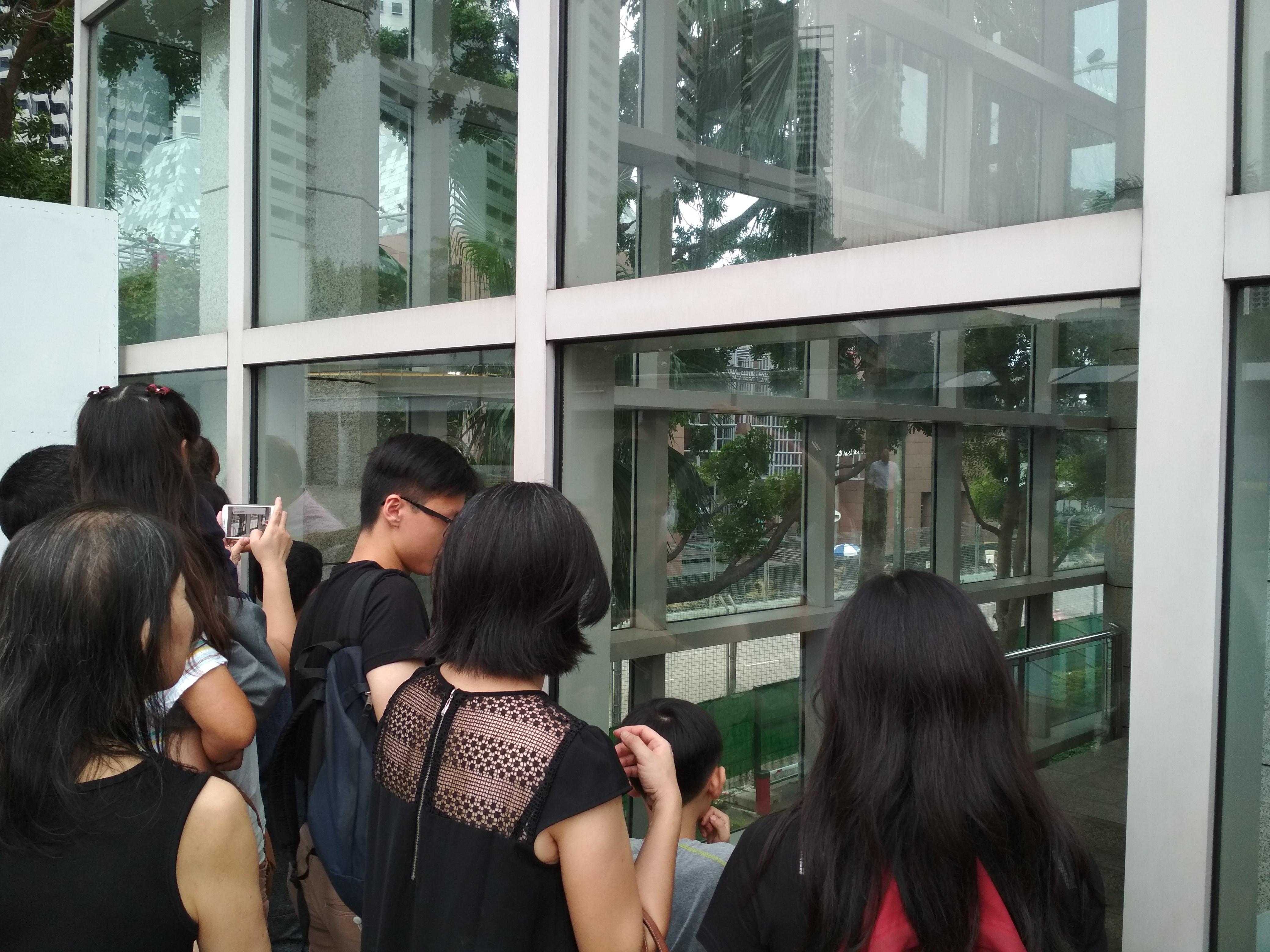 Fans yang menonton balapan F1 GP Singapura 2017 dari spot yang berada di sekitar Sirkuit Marina Bay. (Bola.com/Muhammad Wirawan Kusuma)