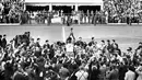 Kapten Brazil Mauro memegang Trophy tinggi-tinggi setelah menaklukan Ceko dengan skor 3-1 di Final 1962 Piala Dunia FIFA Chili (fifa.com)