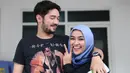 Donny Michael dan Aryani Fitriana, pasangan suami istri yang kini sedang sibuk syuting di satu judul sinetron yang sama, yakni ‘Orang Ketiga’. Keduanya didapuk menjadi pasangan kekasih, Ivan dan Nila. (Nurwahyunan/Bintang.com)