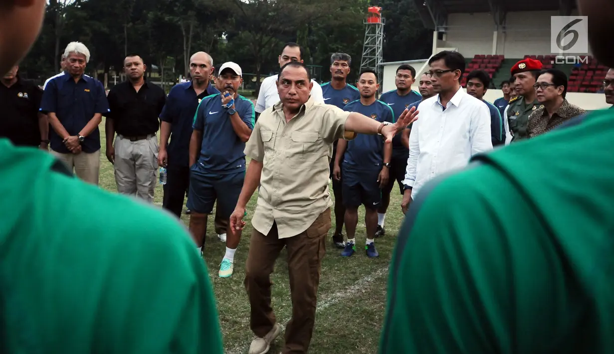 Ketua Umum PSSI, Edy Rahmayadi (tengah) memberi nasehat kepada Timnas Indonesia U-16 usai latihan terakhir di Lapangan Atang Sutresna, Jakarta, Kamis (6/7). Timnas U-16 akan berlaga di Piala AFF U-15 Thailand, 9-22 Juli. (Liputan6.com/Helmi Fithriansyah)