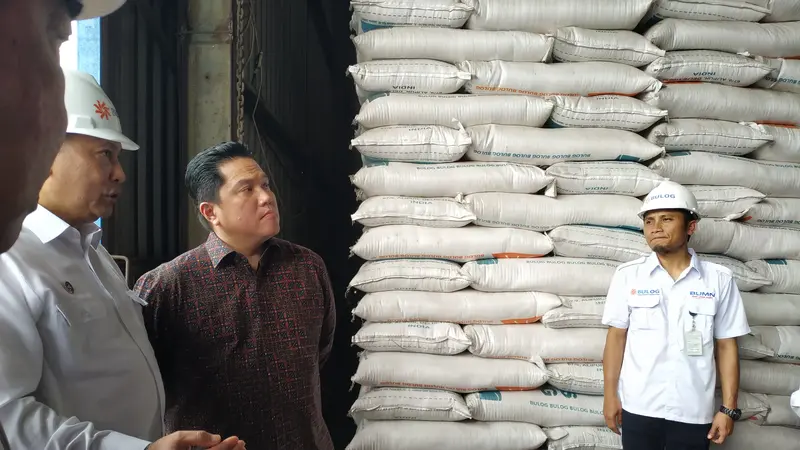 Menteri BUMN Erick Thohir melakukan peninjauan kesiapan stok beras di Gudang Bulog