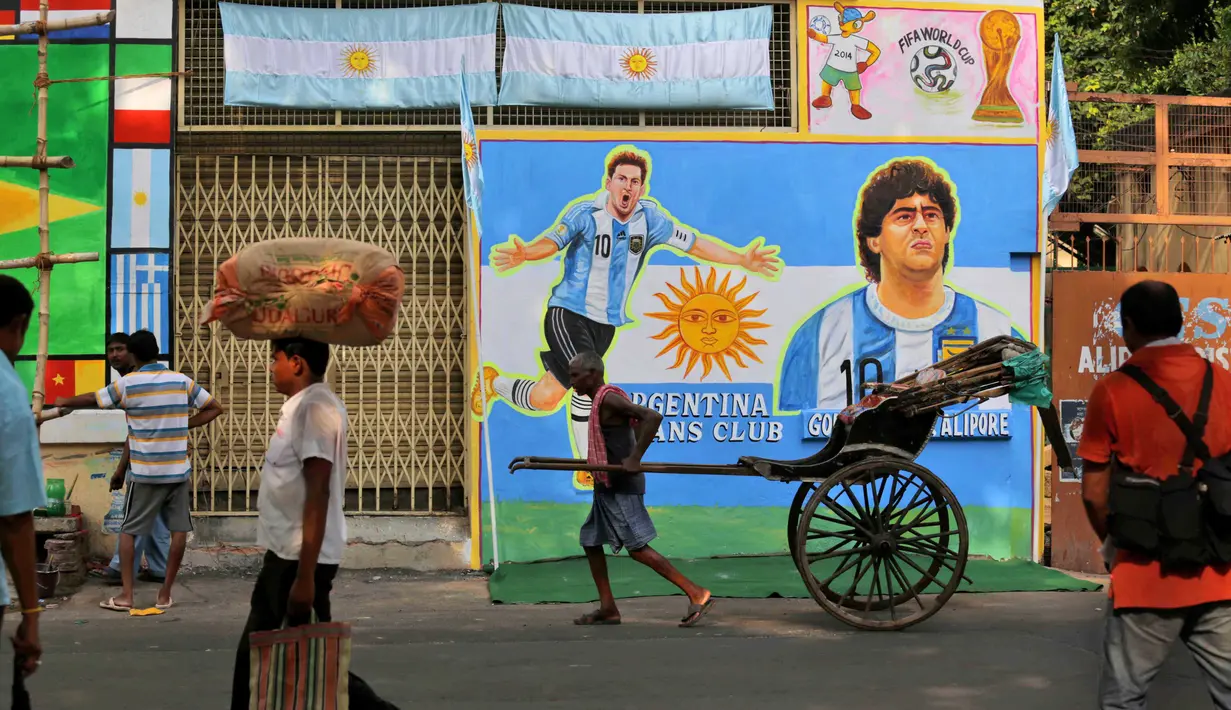 Mural Lionel Messi juga terdapat di dinding bangunan di Kalkuta, India. (AFP Photo/Dibyangshu Sarkar)
