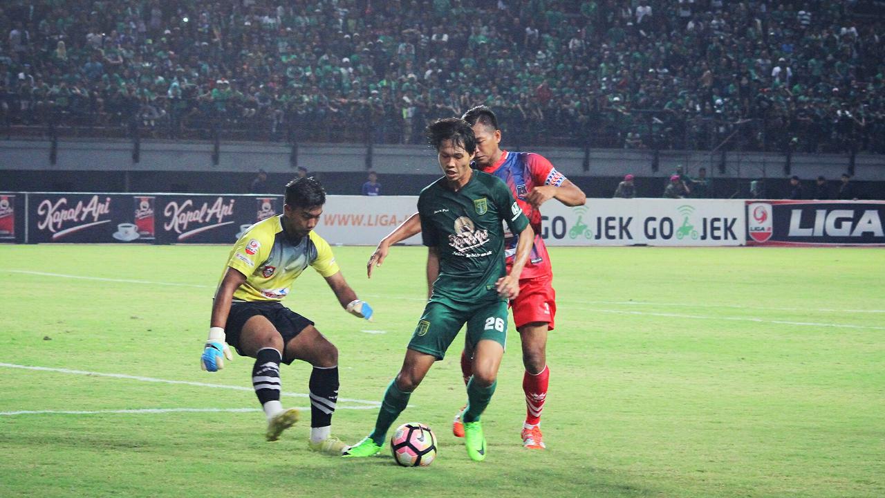 Pemain Persebaya Rishadi Fauzi