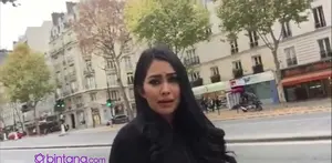 Kartika Putri sedang berada di Paris ketika kota tersebut diteror sekelompok orang bersenjata. Suasana kota yang mencekam membuat Kartika mempersingkat kunjungannya di pusat mode dunia itu.