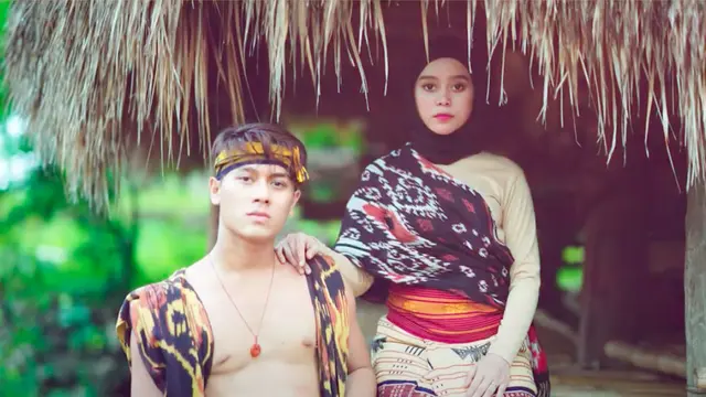 Momen Lesty Kejora dan Rizky Billar jadi Raja dan Permaisuri Sehari di Pulau Sumba. (Sumber: YouTube/Rizky Billar)
