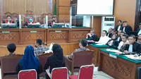 Tiga terdakwa kasus pembunuhan Brigadir J, yakni Richard Eliezer alias Bharada E, Ricky Rizal alias Bripka RR, dan Kuat Ma'ruf alias KM didudukkan dalam satu ruangan di PN Jaksel. Mereka dihadirkan untuk mendengarkan keterangan saksi. (Liputan6.com/Ady Anugrahadi)