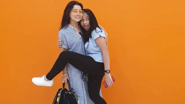 6 Potret Mayangsari dan Putrinya yang Kompak Bak Kakak Beradik