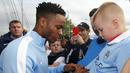 Sterling berpfoto bersama suporter City. (Reuters)