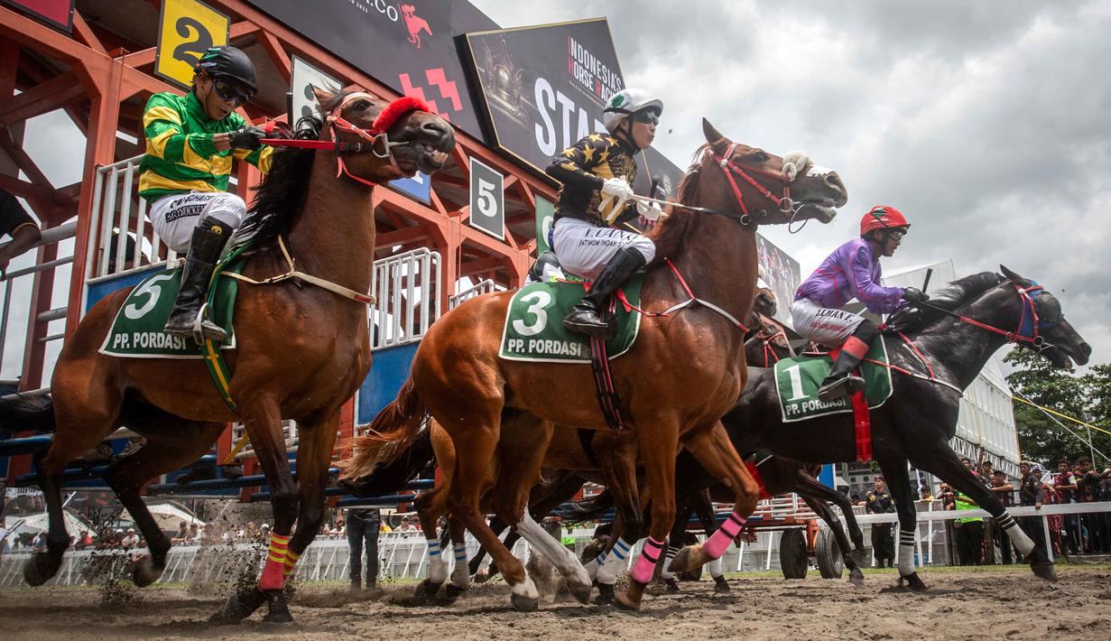 Kuda-kuda terbaik dari berbagai provinsi di Indonesia bersaing untuk memperebutkan trofi dari Sultan. Tampak dalam foto, joki-joki berkompetisi dalam kejuaraan balap kuda nasional tahunan yang memperebutkan trofi Sultan Hamengku Buwono X, di lintasan Sultan Agung, Bantul, Yogyakarta, pada Minggu 9 November 2025. (DEVI RAHMAN/AFP)