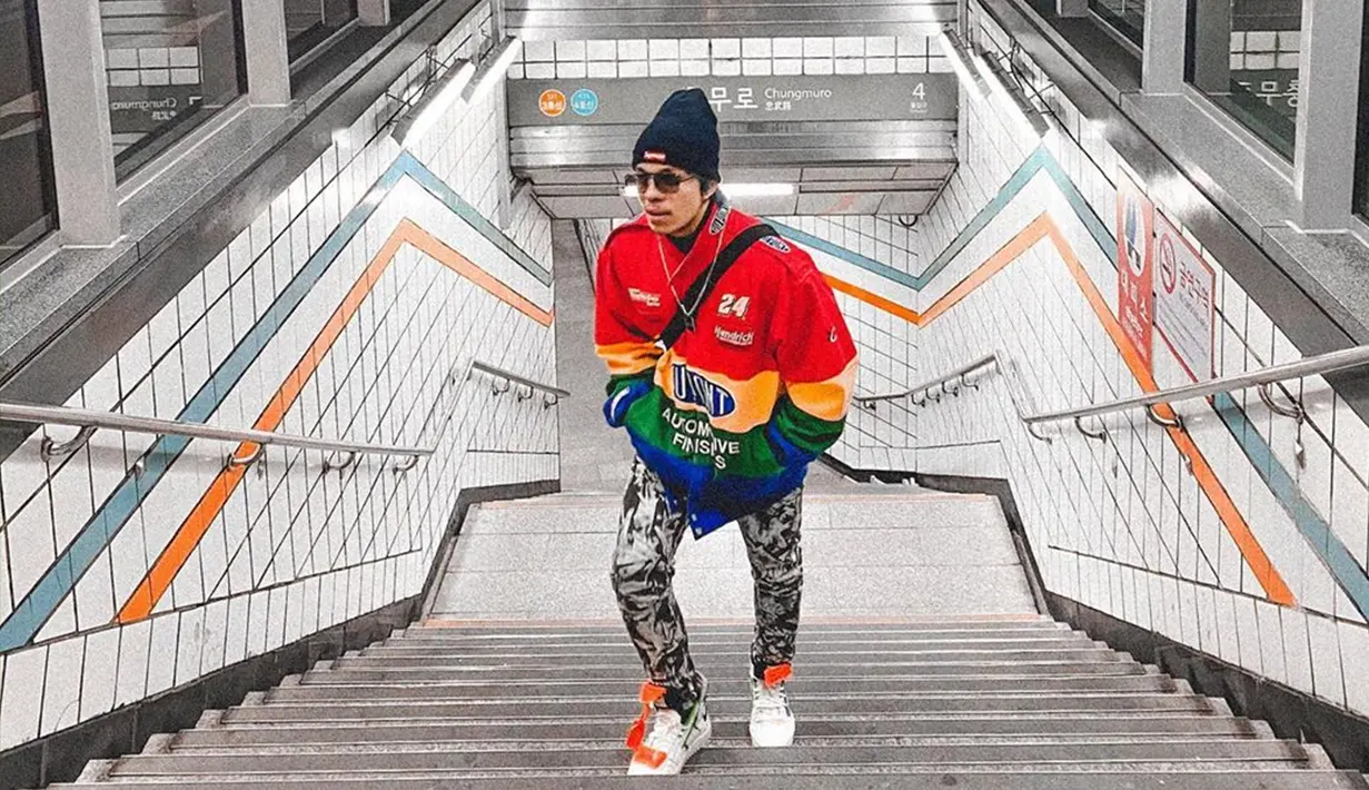 Gaya penampilan Atta sendiri dinilai kerap terlihat nyentrik. Pada foto ini ia pun memadukan busana dengan empat warna berbeda dengan celana motif. Ia pun menambahkan kacamata, kalung dan topi sebagai aksesoris tambahan. (Liputan6.com/Ig/@attahalilintar)