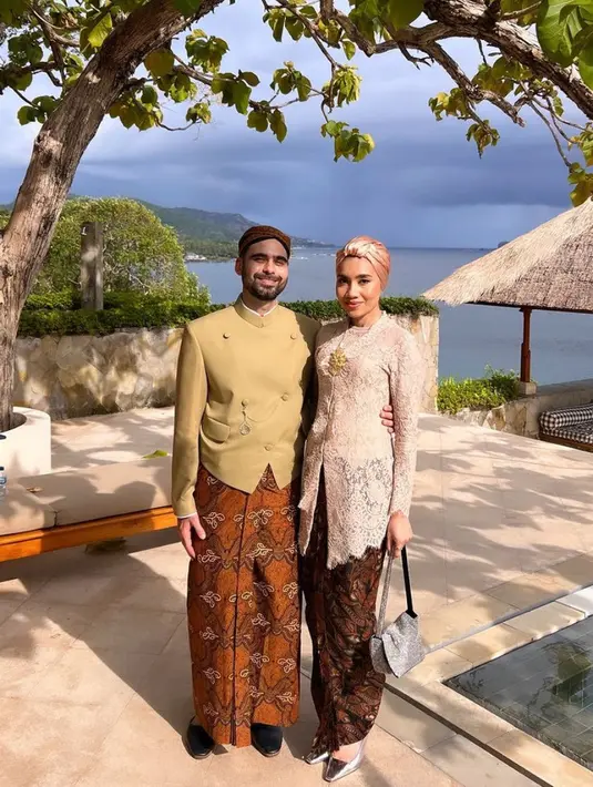 Sementara itu, Yuna tampil mengenakan kebaya coklat lengkap dengan bros keemasan dipadukan kerudung bergaya turban. Sang suami, Adam Sinclair tampil dengan beskap coklat dipadukan bawahan kain batik dan blangkonnya. [@yuna]