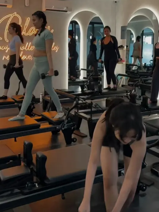 Lewat usahanya, Fuji An bisa mengikuti dan menghasilkan konten fitness di balik jatuh-bangun yang ia alami. Mirip dengan kisah cintanya yang diharapkan netizen segera menemukan pengganti. (Liputan6.com/Tiktok/@fujiiian)