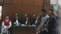 Para saksi diambil sumpah saat sidang yang digelar di Pengadilan Negeri Jakarta Utara, Rabu (18/05). Korban DS (kedua kanan) ikut dihadirkan oleh Jaksa Penuntut Umum. (Liputan6.com/Herman Zakharia)