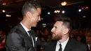 Bintang Real Madrid, Cristiano Ronaldo, berbincang dengan striker Barcelona, Lionel Messi, saat acara penghargaan pemain terbaik FIFA 2017 di London, Senin (23/10/2017). (AFP/Ben Stansall)