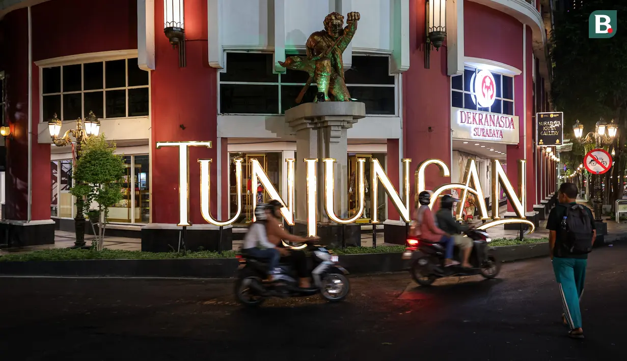 <p>Landmark Surabaya, Jalan Tunjungan yang terletak di Genteng, Surabaya, Selasa (14/11/2023). (Bola.com/Bagaskara Lazuardi)</p>