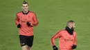 Pemain Real Madrid, Gareth Bale, bersama Karim Benzema saat mengikuti sesi latihan jelang laga Liga Champions di Roma, Italia, Senin (26/22/2018). Real Madrid akan berhadapan dengan AS Roma. (AFP/Filippo Monteforte)