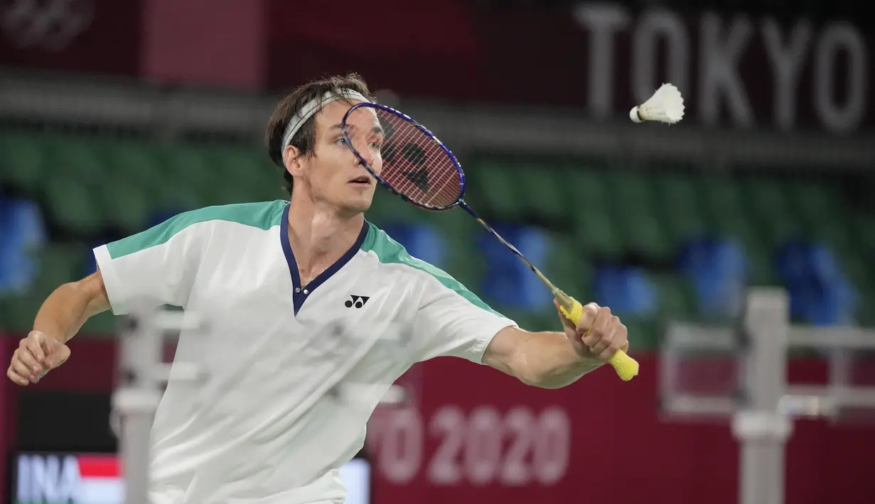 Pebulu tangkis Rusia Sergey Sirant saat bertanding melawan pebulu tangkis Indonesia Anthony Sinisuka Ginting pada penyisihan grup tunggal putra Olimpiade Tokyo 2020 di Tokyo, Jepang, Rabu (28/7/2021). Anthony Ginting lolos ke 16 besar Olimpiade Tokyo 2020. (AP Photo/Dita Alangkara)