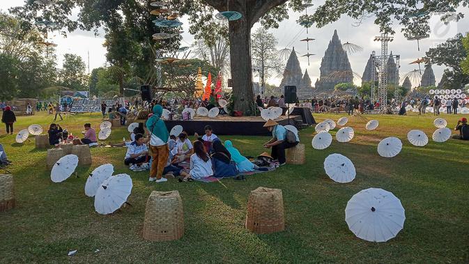 Suasana Festival Payung Indonesia 2019 di Taman Garuda Mandala, Komplek Candi Prambanan, Kabupaten Klaten, Sabtu ( 7/9/2019). Acara ini diadakan secara tahunan dengan peserta dari beberapa provinsi di Indonesia serta dari Spanyol dan Thailand. (Liputan6.com/Gholib)