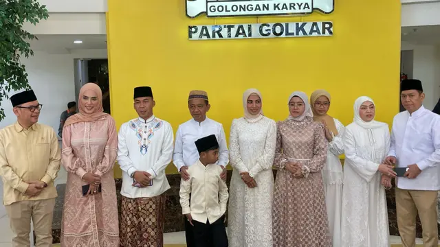 Ketua Umum DPP Partai Golkar Bahlil Lahadalia seusai melaksanakan salat Idul Fitri bersama para kader di Masjid Ainul Hikmah, Kantor DPP Partai Golkar, Jakarta Barat.