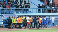 Laga Persib Bandung U-19 kontra Barito Putera diwarnai kericuhan di di Stadion Arcamanik, Kota Bandung, Kamis (18/10/2018). (Bola.com/Erwin Snaz)