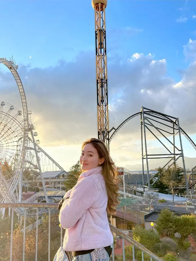 [Fimela] Jalan-Jalan ke Desa Konoha, Positngan Natasha Wilona Bikin Publik Salfok