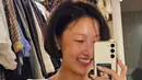 Dengan rambut barunya ini, Hwasa pun tampak senang terlihat dari berbagai foto mirror selfie yang ia bagikan. Tampak ia pun sedang menggendong anjing lucunya. [@mariahwasa]