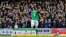 Striker Irlandia Utara, Conor Washington, merayakan gol yang dicetaknya ke gawang Norwegia pada laga kualifikasi Piala Dunia 2018 di Stadion Windsor Park, Irlandia, Minggu (26/3/2017). Irlandia Utara menang 2-0 atas Norwegia. (AFP/Paul Faith)