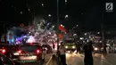 Warga menyalakan kembang api di tengah pawai untuk memeriahkan malam takbiran di sepanjang Jalan Mas Mansyur, Tanah Abang, Jakarta Pusat, Kamis (14/6) malam. (Liputan6.com/Johan Tallo)