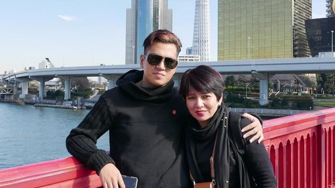 Tak Kalah Keren dari Anak, Ini 6 Potret Ibu Kevin Julio yang Jarang Tersorot