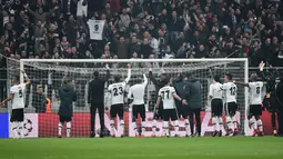 Pemain Besiktas menyapa para suporter usai pertandingan melawan Porto di Grup G Liga Champions di Vodafone Park di Istanbul (21/11). Besiktas mencapai 16 besar Liga Champions untuk pertama kalinya dalam 31 tahun . (AFP Photo/Ozan Kose)